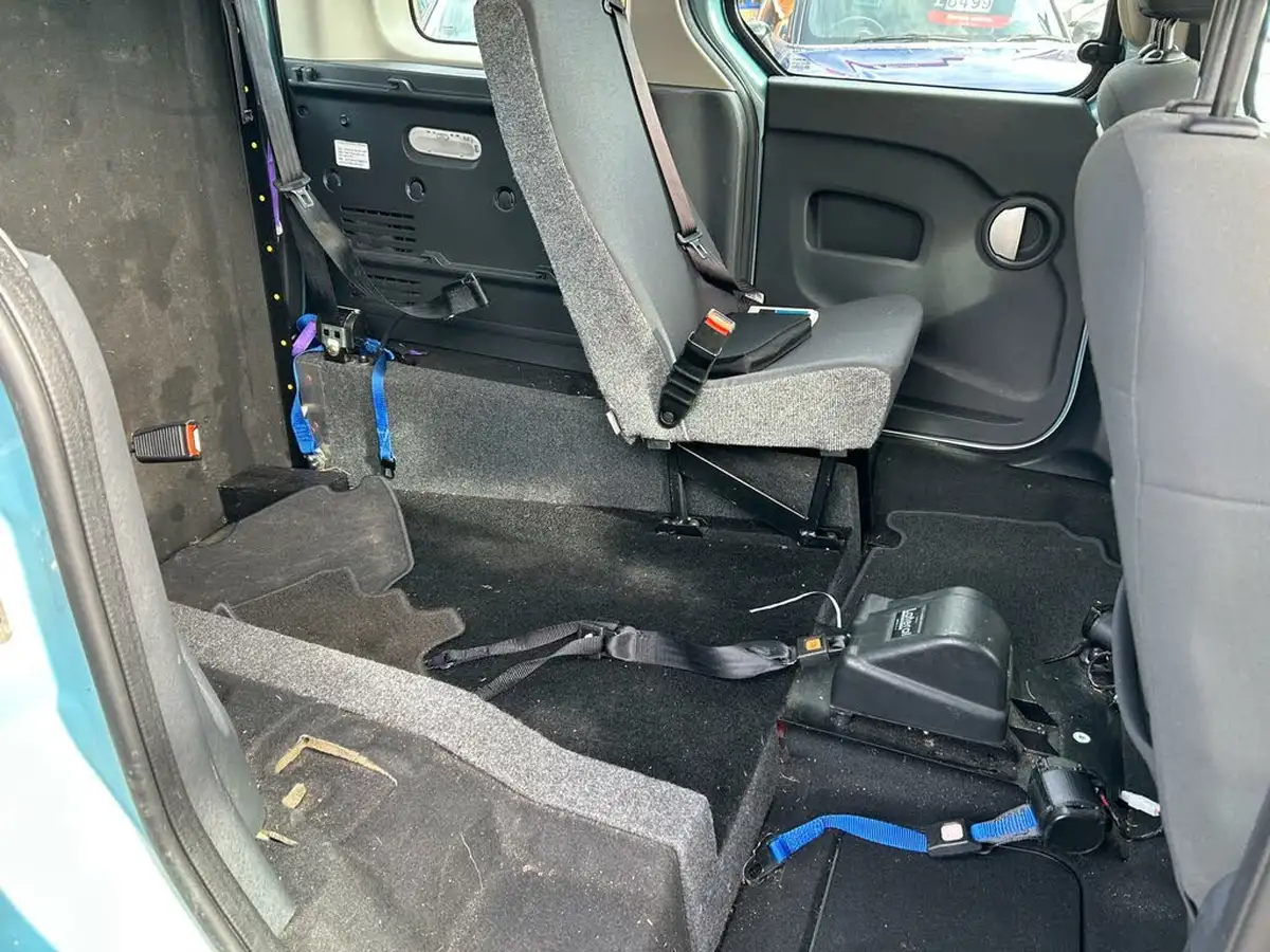 2012-renault-kangoo-16-expression-auto-big-7