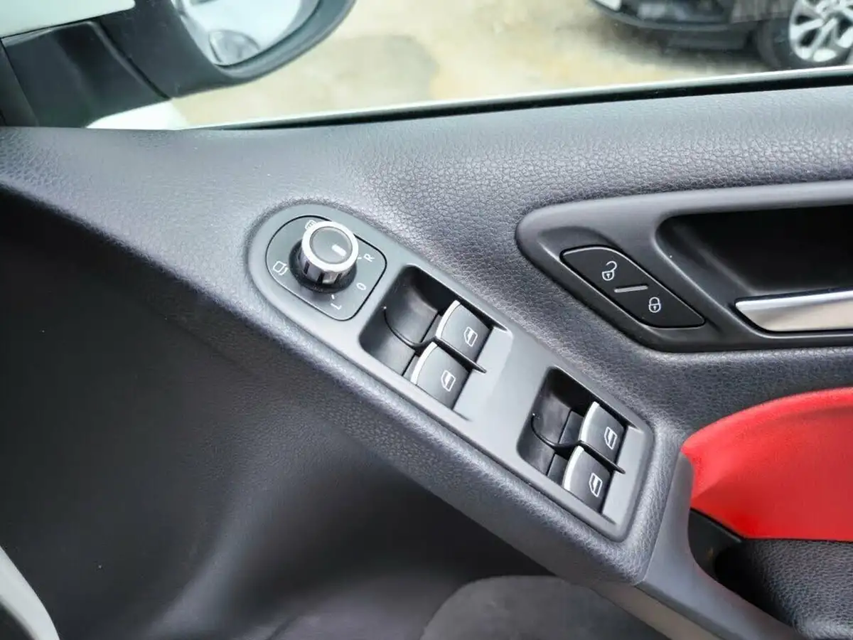 2012-volkswagen-golf-big-25
