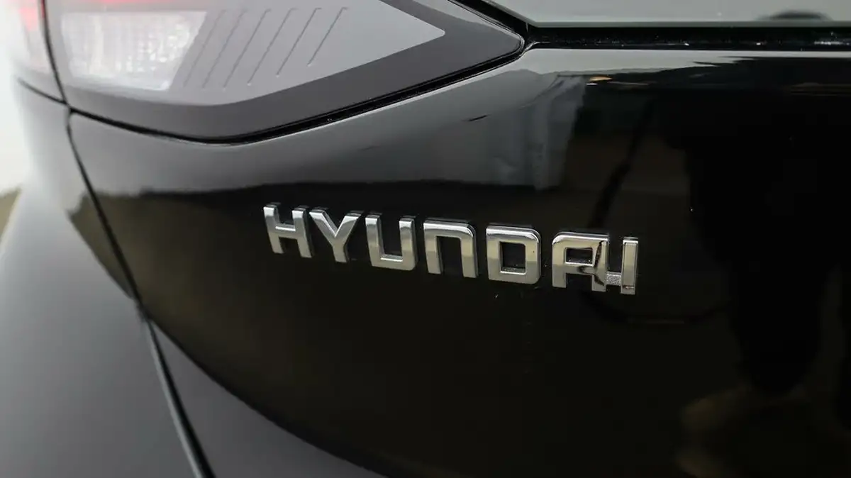 2022-hyundai-ioniq-e-premium-electric-big-19
