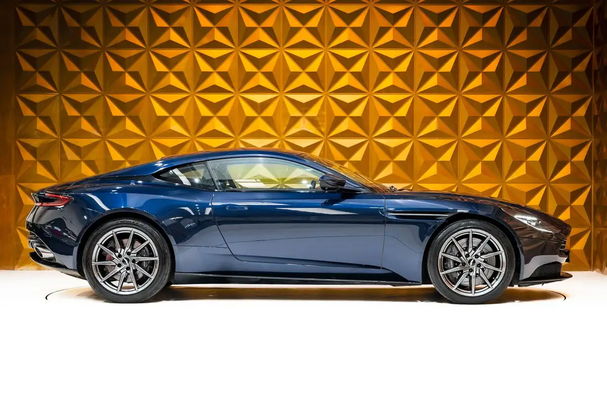 2019-aston-martin-db11-40-v8-big-7
