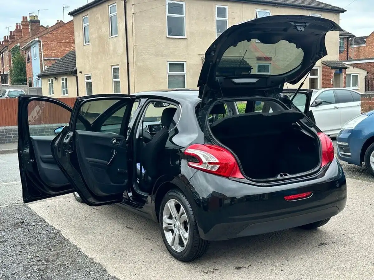 2014-peugeot-208-16td-allure-5d-big-1