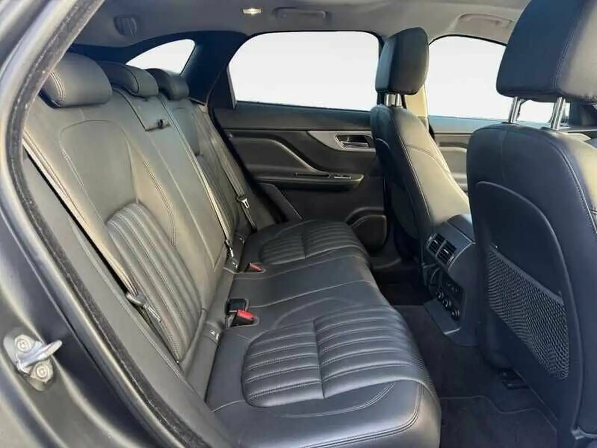 2017-jaguar-f-pace-20i-portfolio-250ps-1997cc-big-3