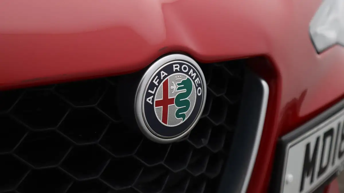 2018-alfa-romeo-giulia-20-veloce-big-23