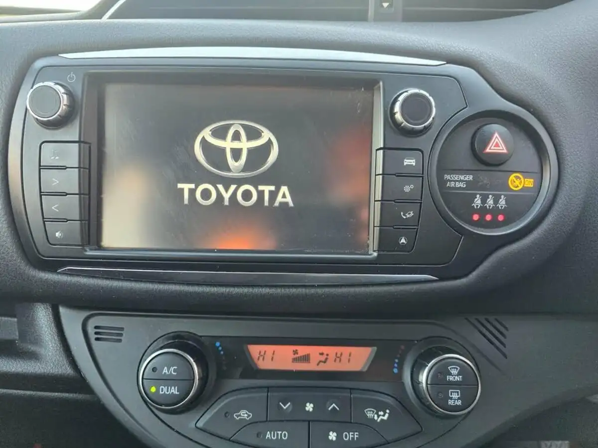 2015-toyota-yaris-133-excel-big-11