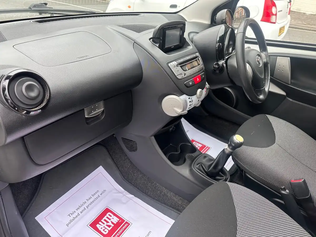 2014-toyota-aygo-10-move-5d-big-8