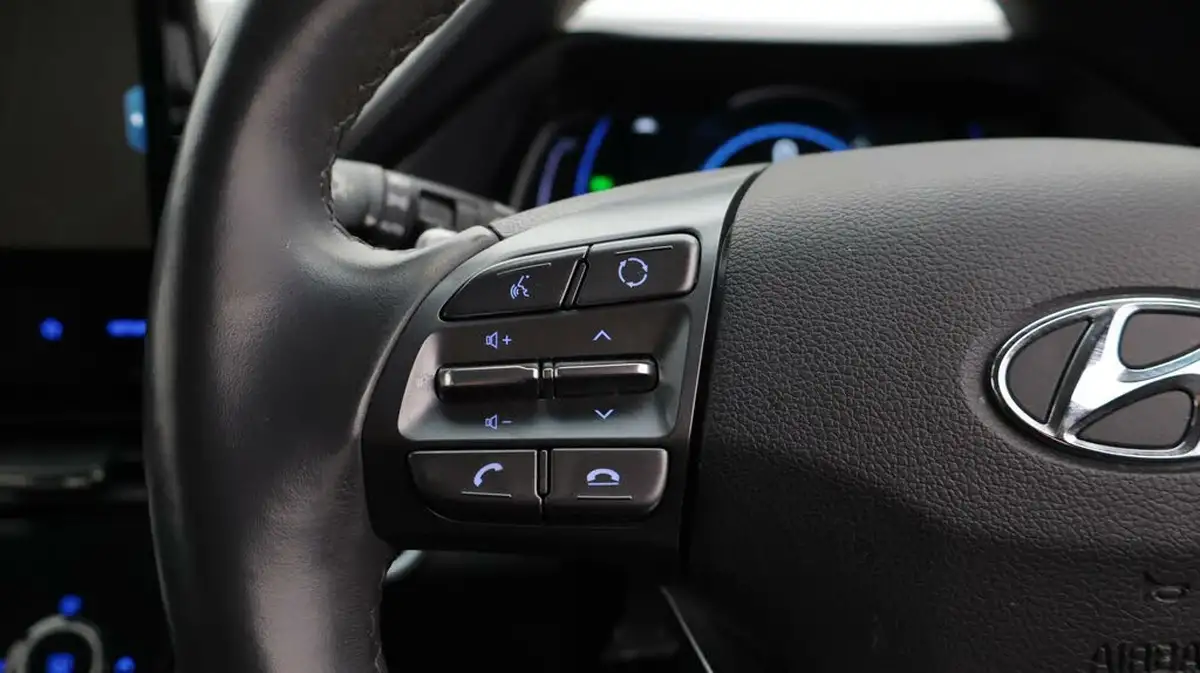 2020-hyundai-ioniq-e-premium-electric-100kw-big-24