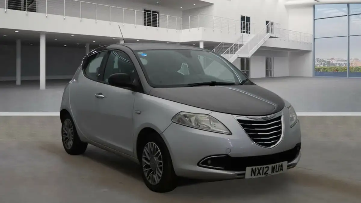 2012-chrysler-ypsilon-09-se-auto-big-0