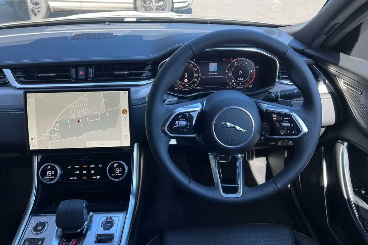 2024-jaguar-xf-20-d200-r-dynamic-se-black-saloon-4d-big-37