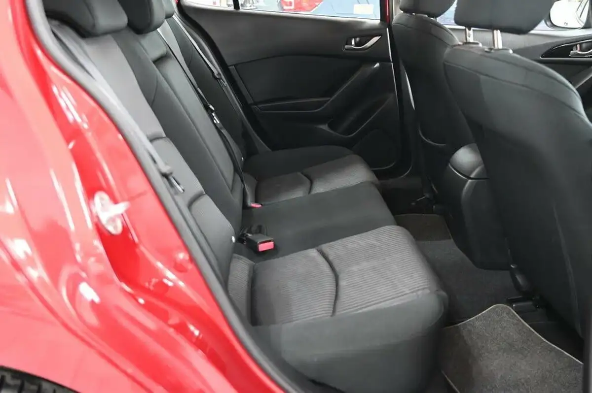 2014-mazda-mazda3-20-se-hatchback-5d-big-15