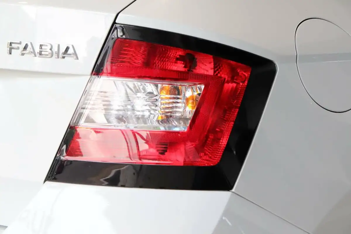 2017-skoda-fabia-10-tsi-se-109ps-hatchback-dsg-big-64