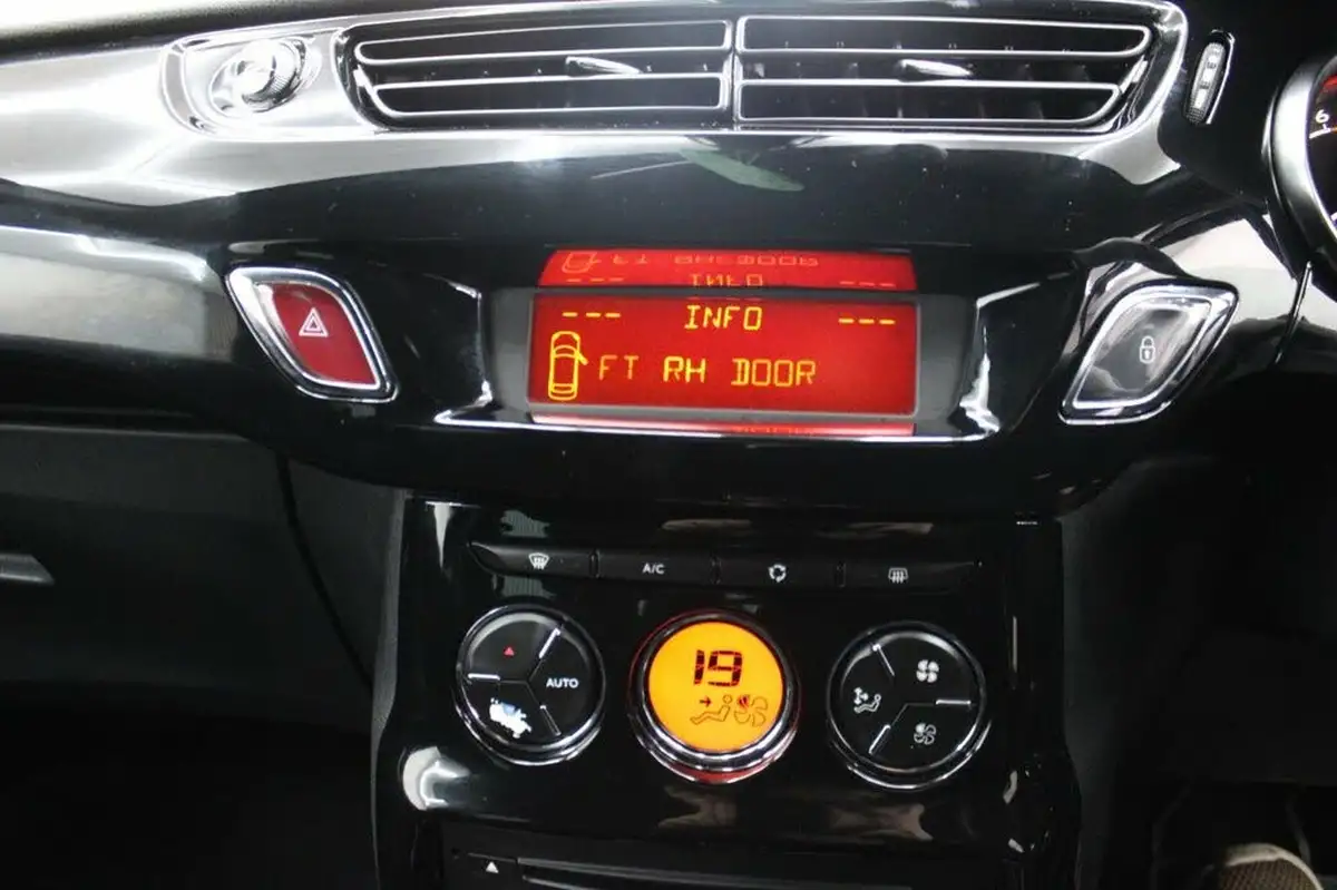 2013-citroen-ds3-16-dstyle-plus-vti-big-21