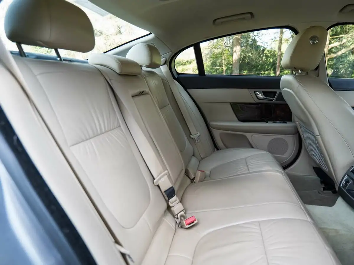 2011-jaguar-xf-30td-luxury-237bhp-big-11