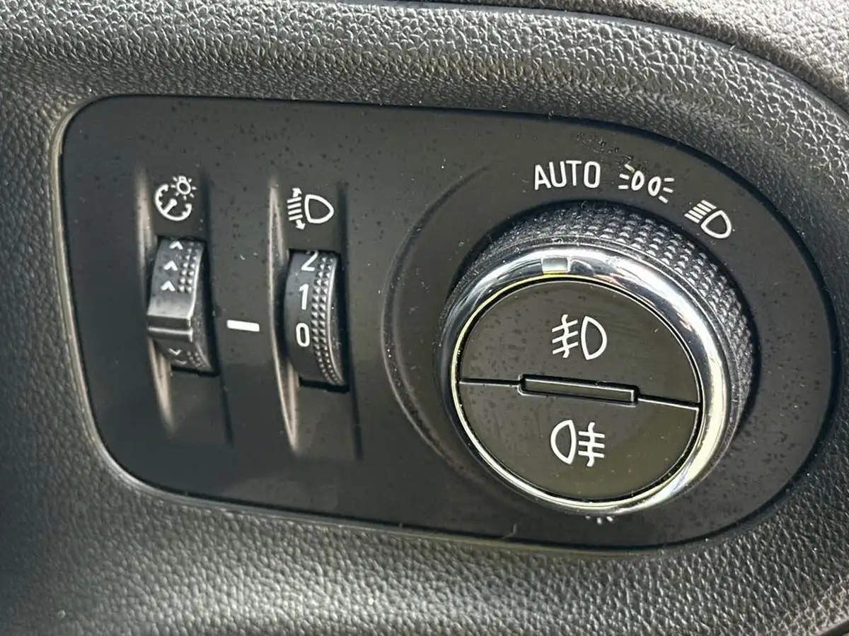 2020-vauxhall-grandland-x-12-sri-nav-big-20