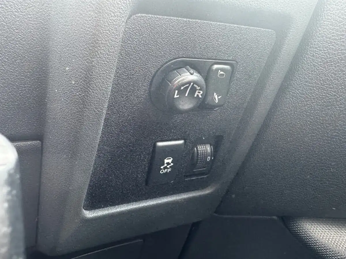 2011-nissan-qashqai-20td-n-tec-4wd-big-18