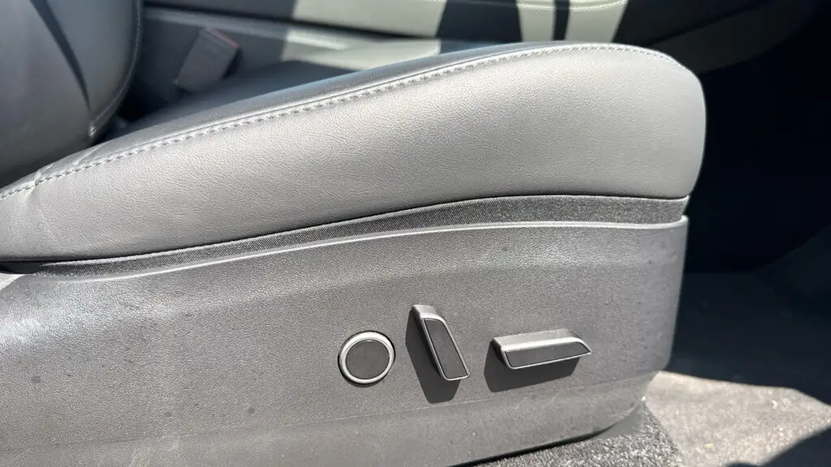 2023-tesla-model-y-e-long-range-big-26