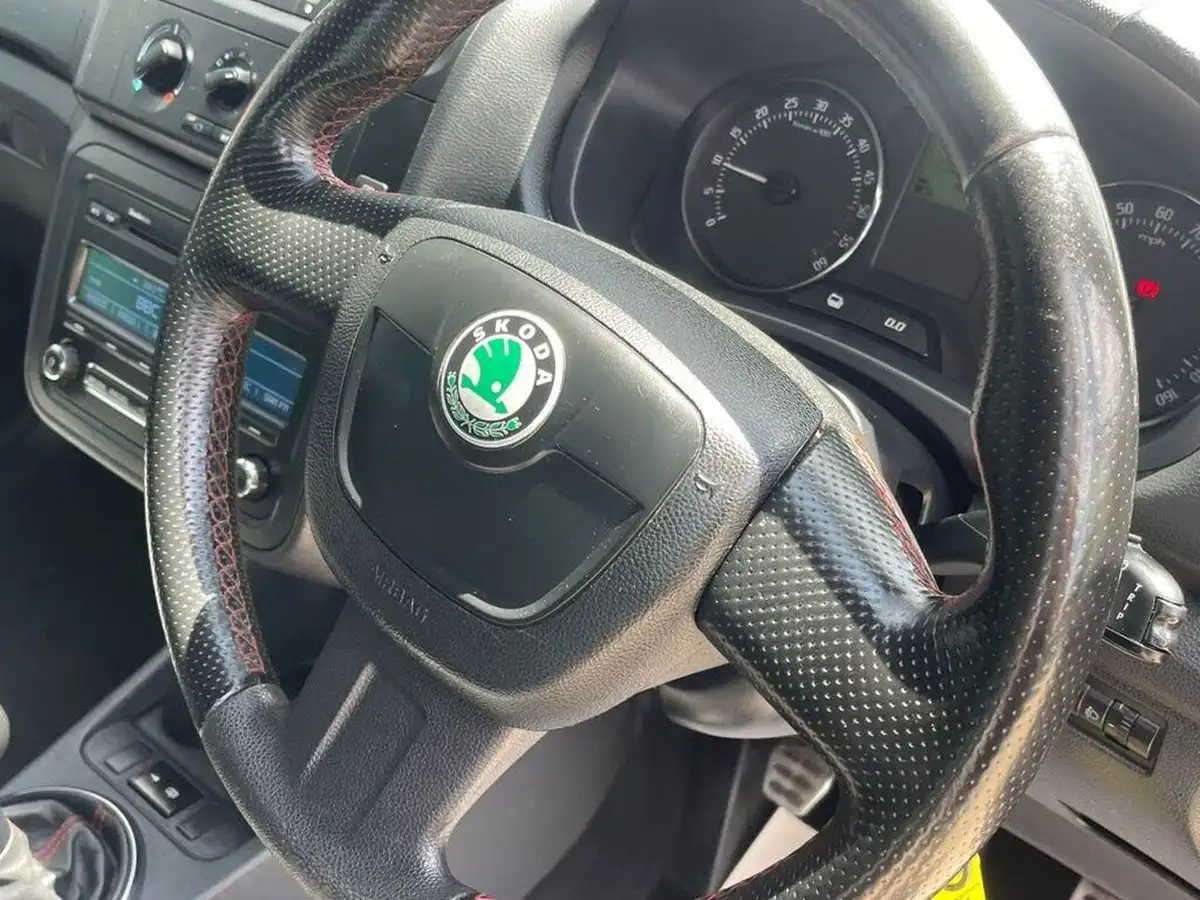2013-skoda-fabia-16td-monte-carlo-big-77