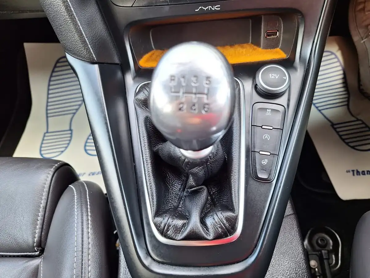2015-ford-focus-20-st3-t-hatchback-big-30