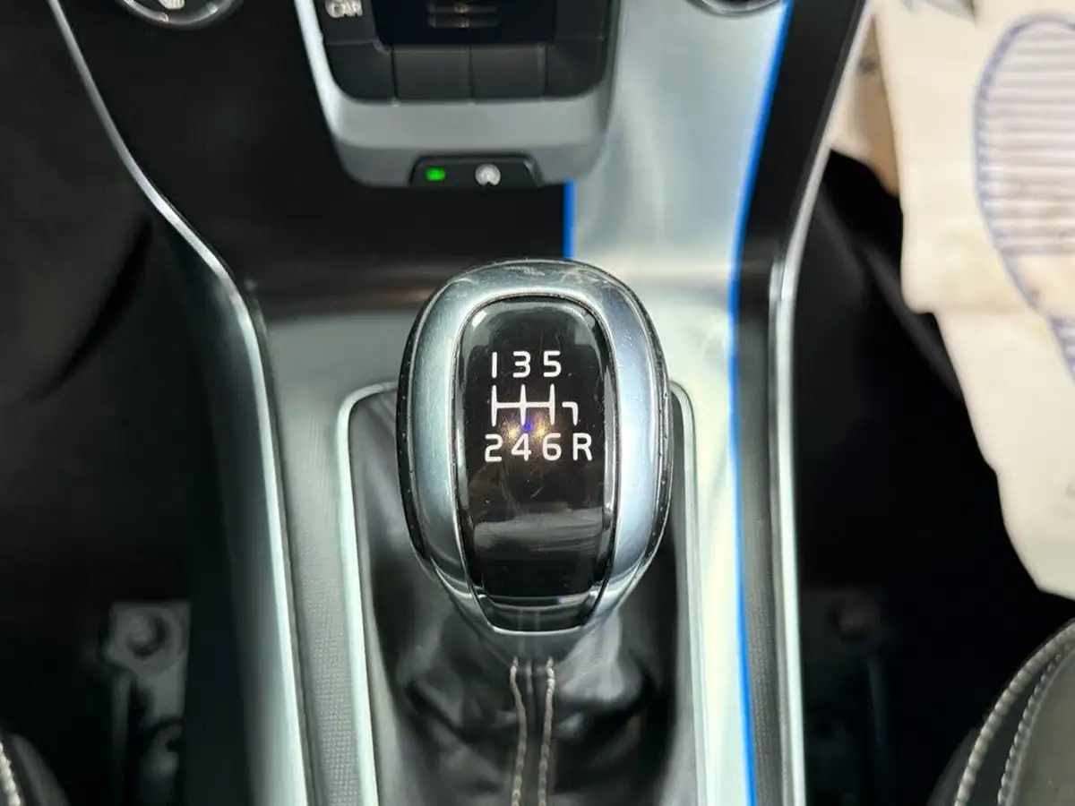 2016-volvo-v40-20-t2-r-design-big-40