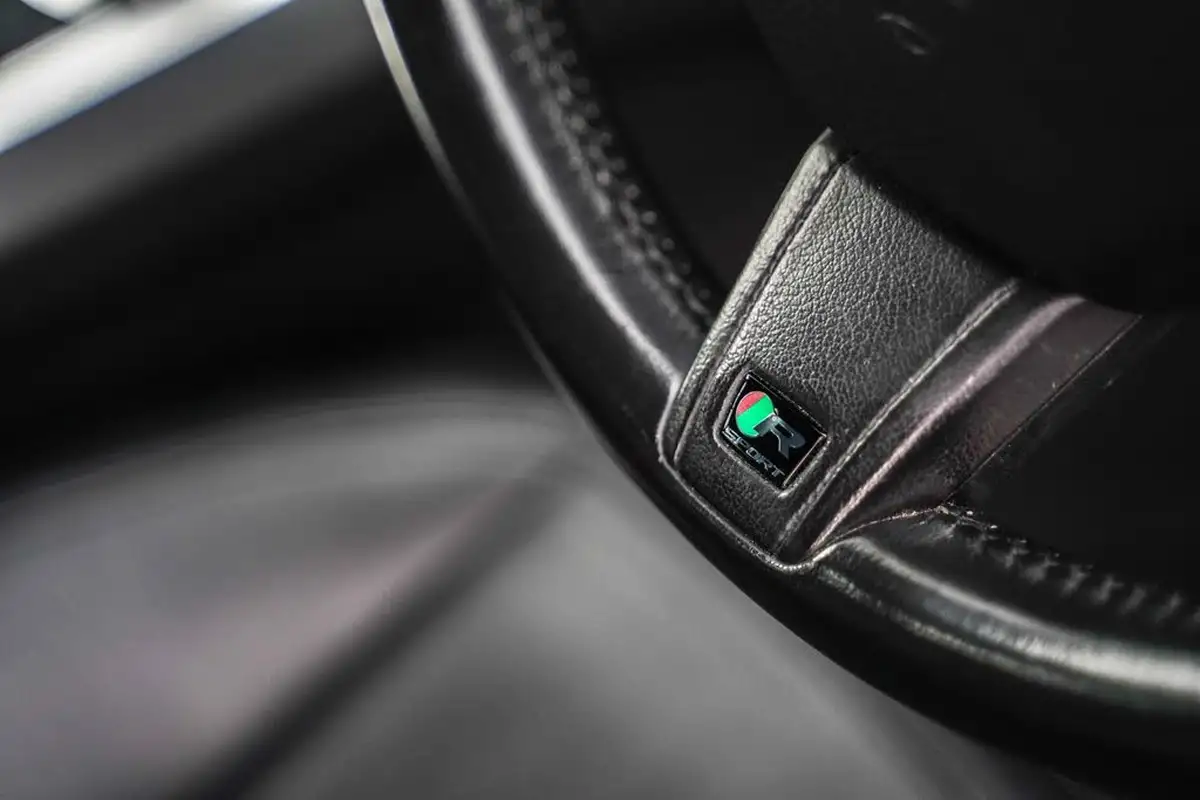 2015-jaguar-xf-22td-r-sport-black-saloon-4d-big-37