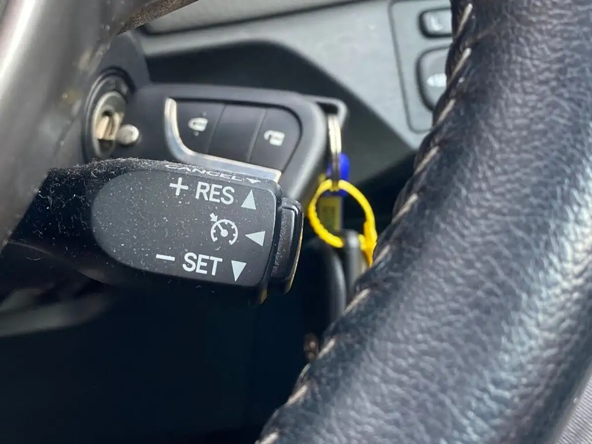2017-toyota-yaris-133-icon-5d-big-42