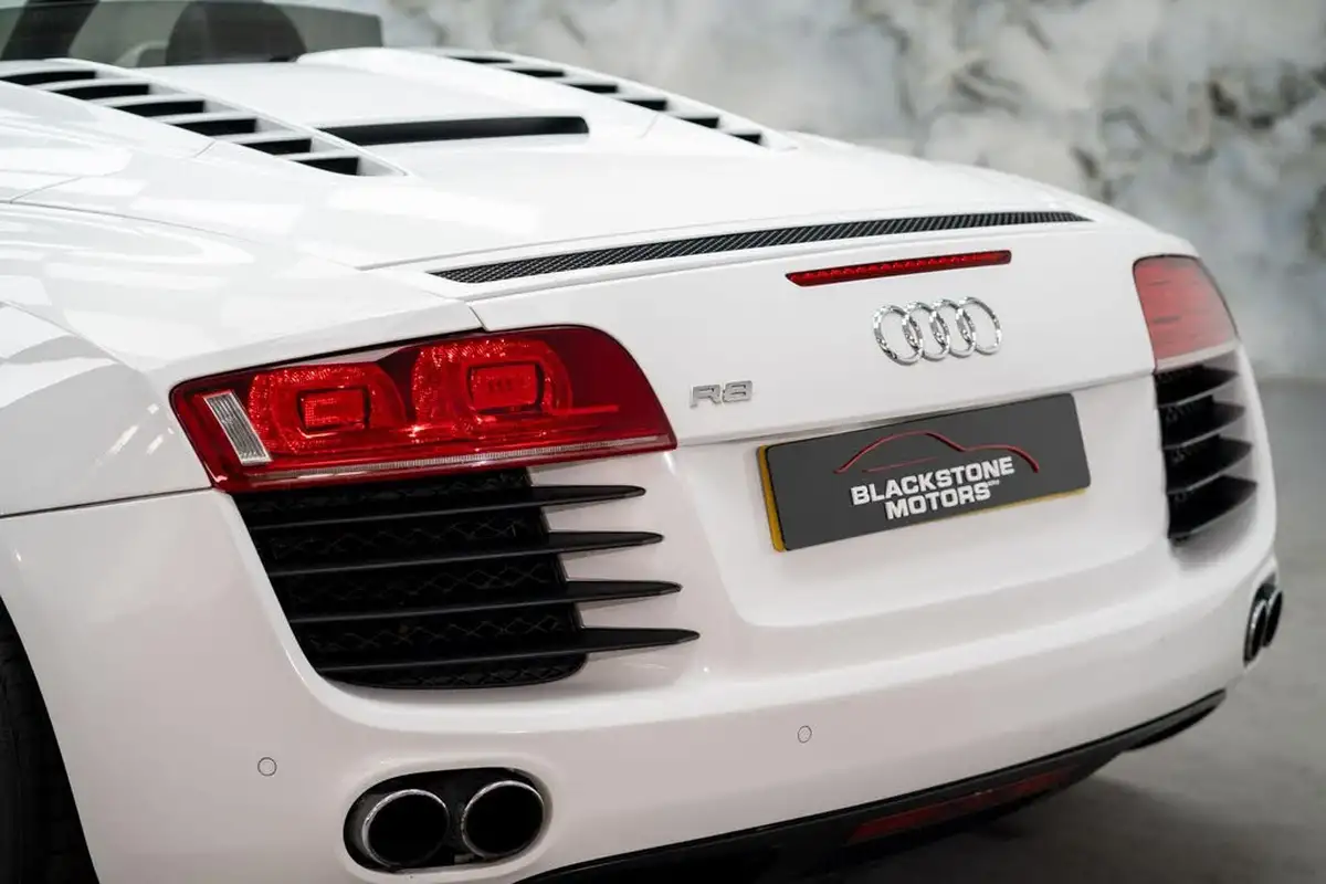 2012-audi-r8-42-quattro-spyder-convertible-big-35