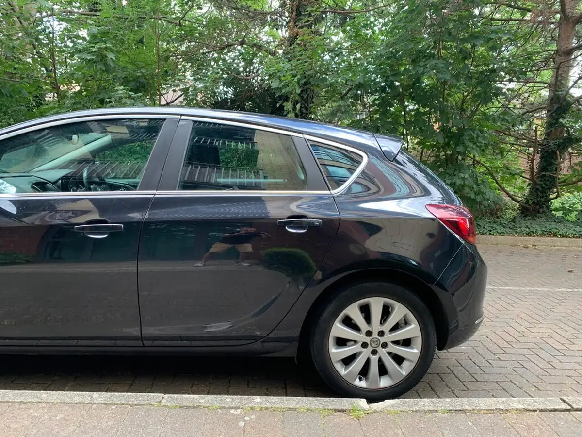 2013-vauxhall-astra-16-elite-vvt-115ps-hatchback-big-5