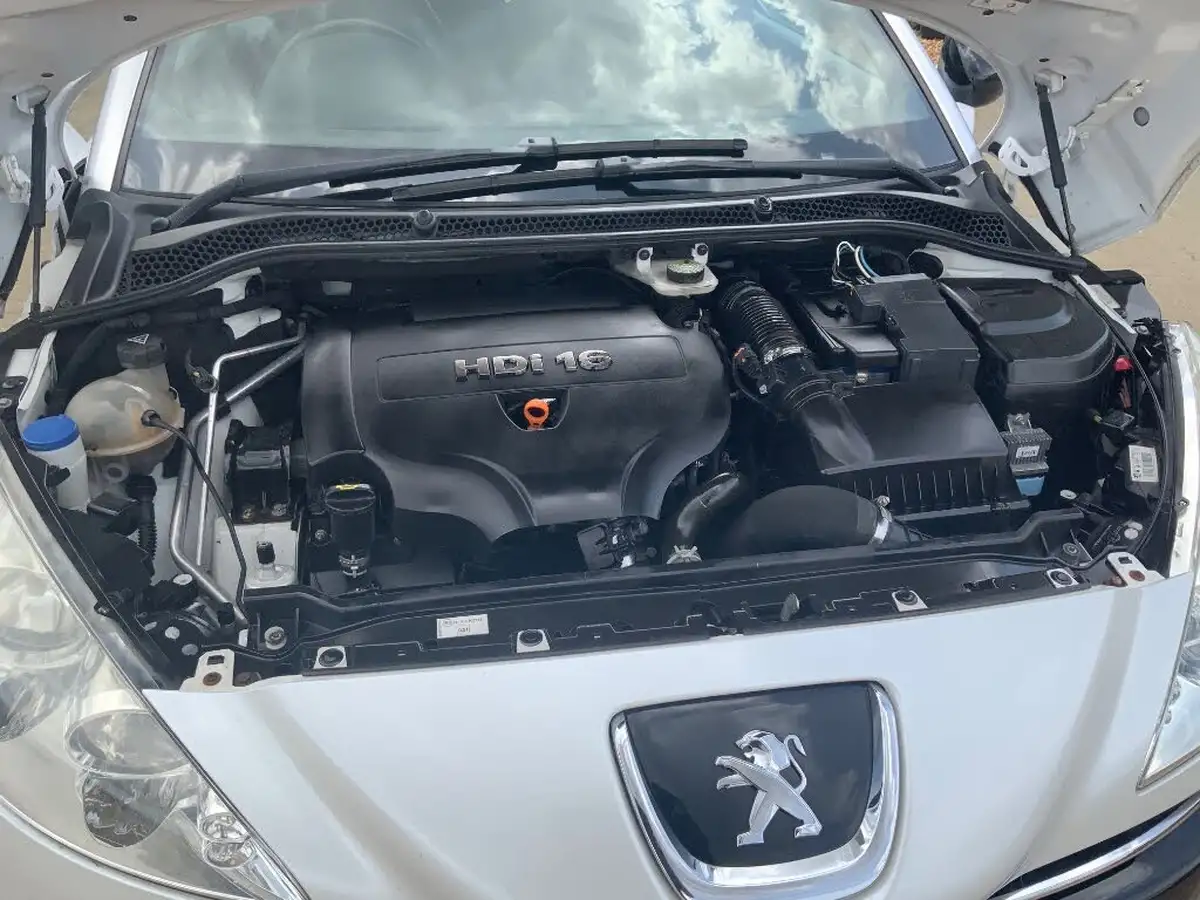 2012-peugeot-rcz-20td-gt-big-21