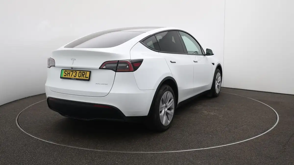 2023-tesla-model-y-e-long-range-big-52