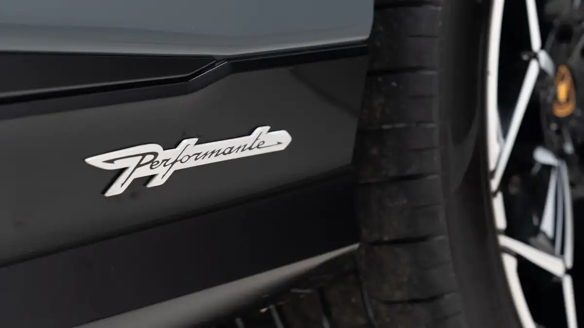 2024-lamborghini-urus-40-no-trim-big-16