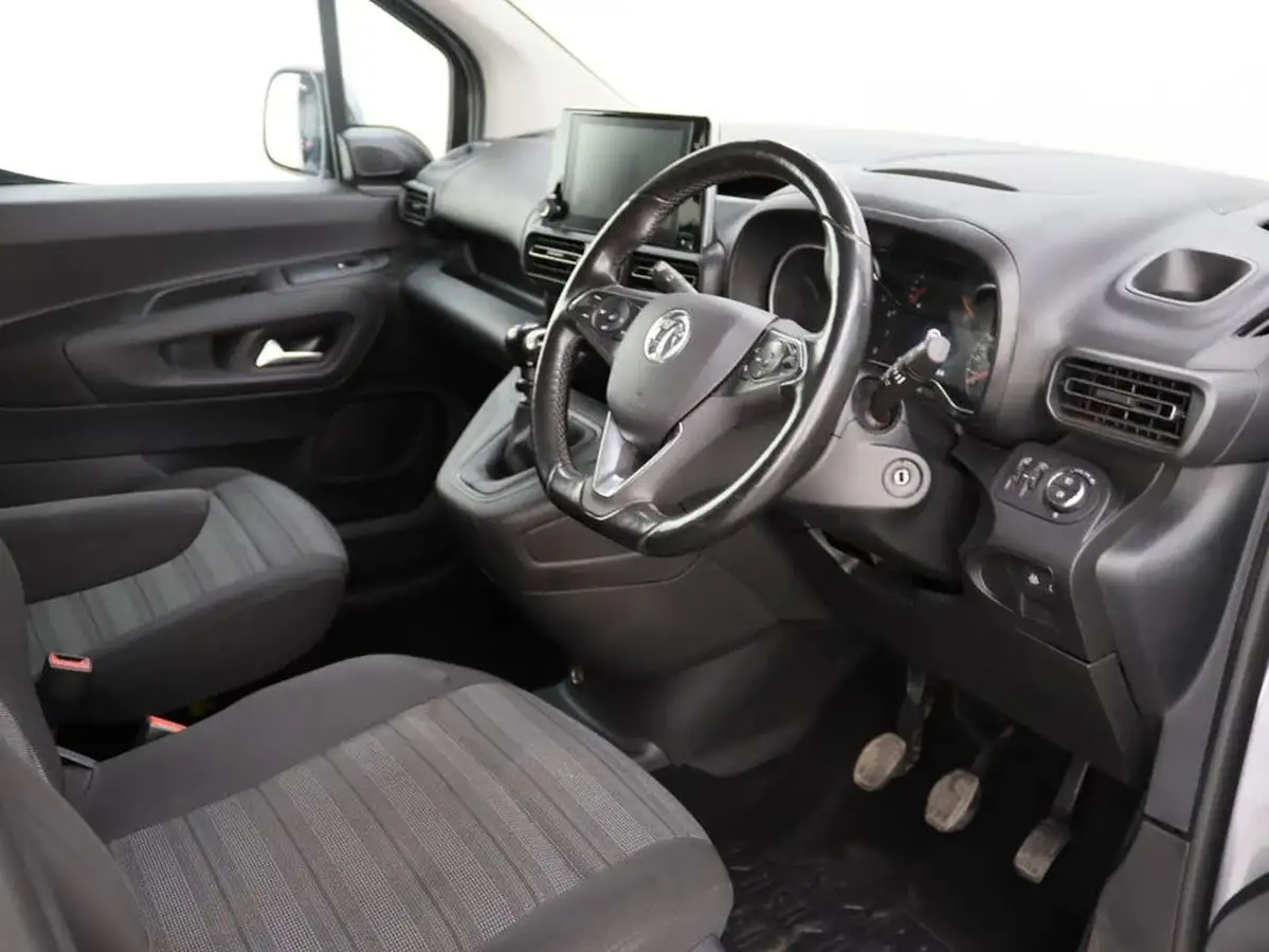 2022-vauxhall-combo-life-15-edition-big-9