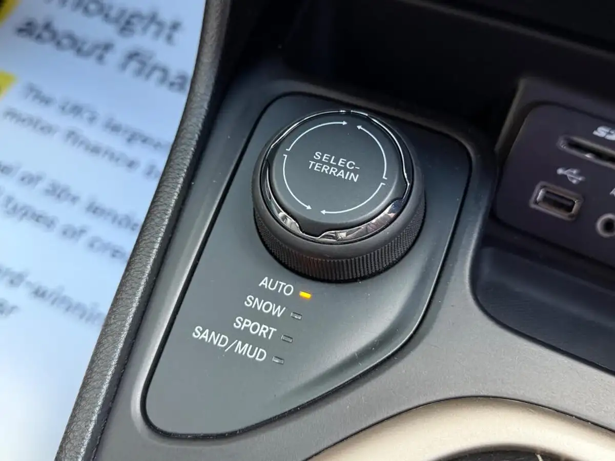 2016-jeep-cherokee-22multijet-ii-night-eagle-big-17