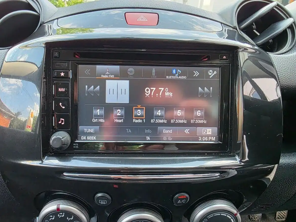 2014-mazda-mazda2-13-sport-venture-big-26