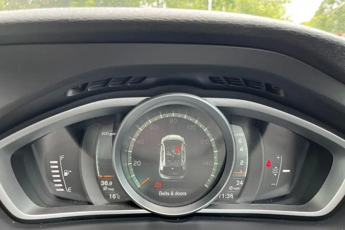 2016-volvo-v40-20-t2-r-design-nav-plus-big-12