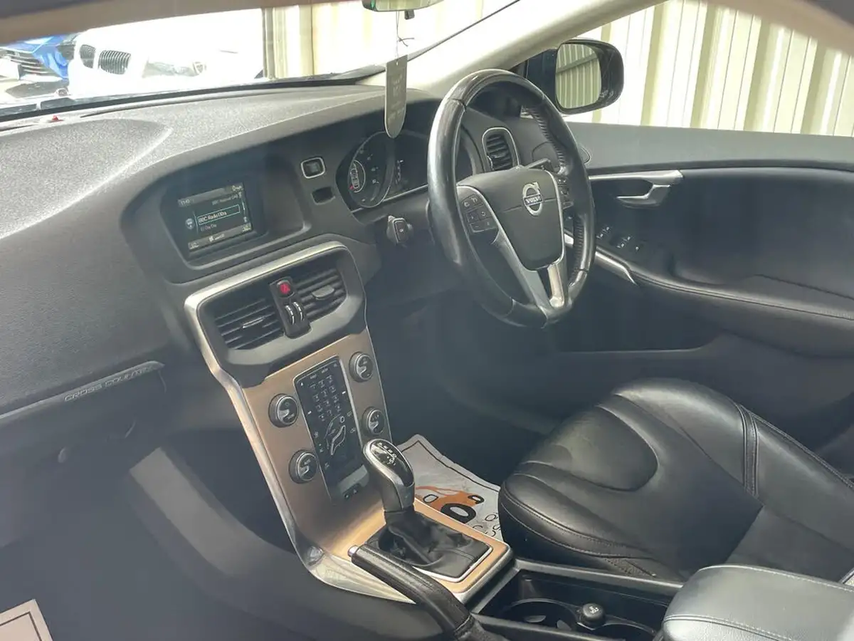 2015-volvo-v40-16td-d2-cross-country-lux-powershift-big-17