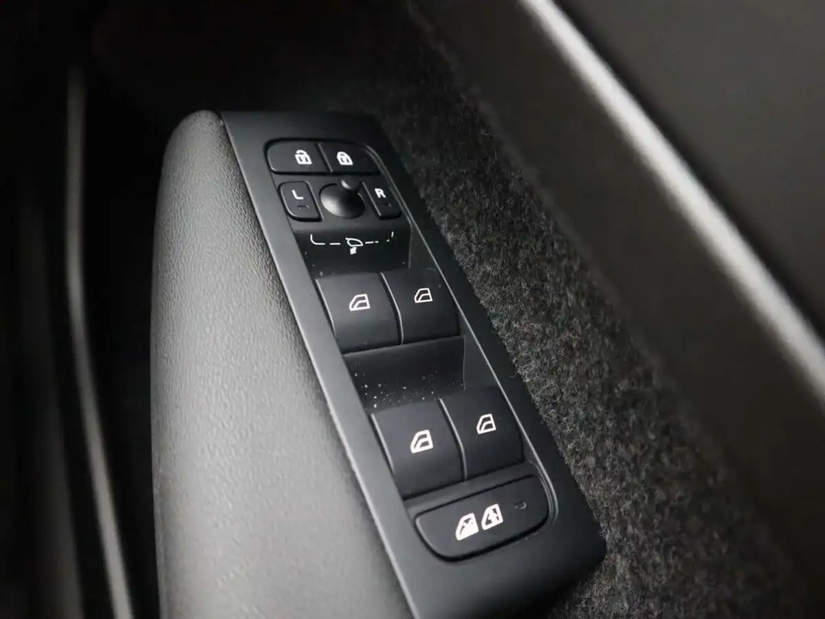 2025-volvo-xc40-20-b4-plus-black-edition-big-39