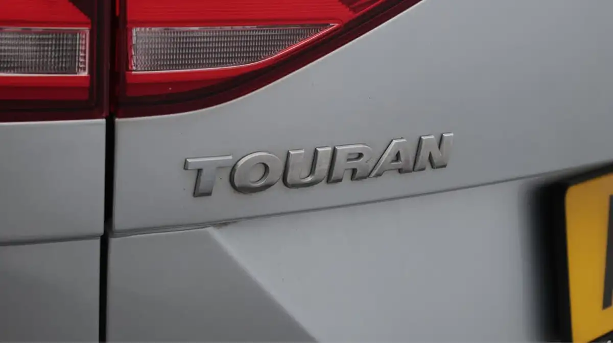 2020-volkswagen-touran-15-tsi-r-line-big-23