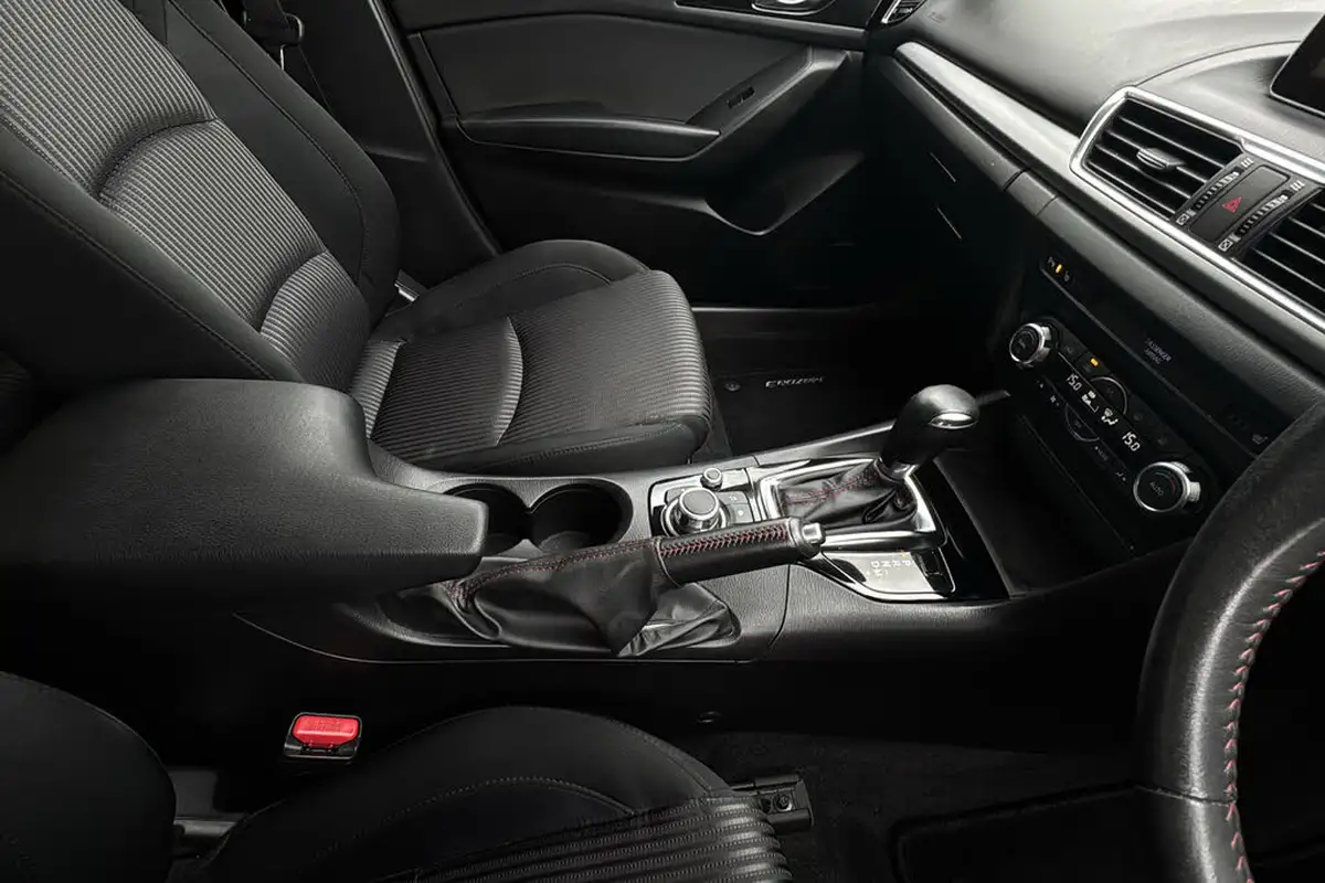 2015-mazda-mazda3-20-sport-nav-120ps-fastback-4d-auto-big-32