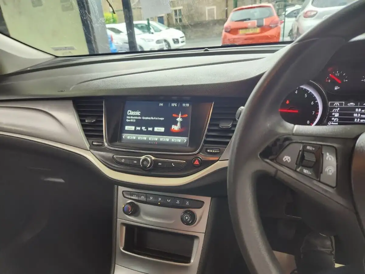 2019-vauxhall-astra-10i-turbo-design-sport-tourer-big-13