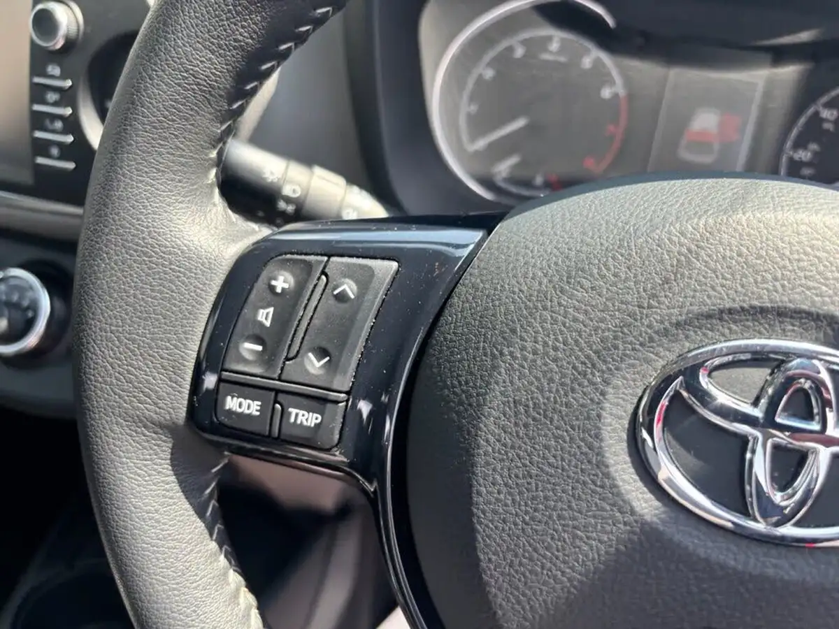 2017-toyota-yaris-15-vvt-i-icon-navi-big-31