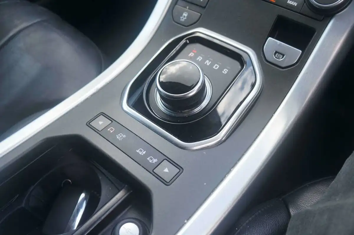 2016-land-rover-range-rover-evoque-big-25