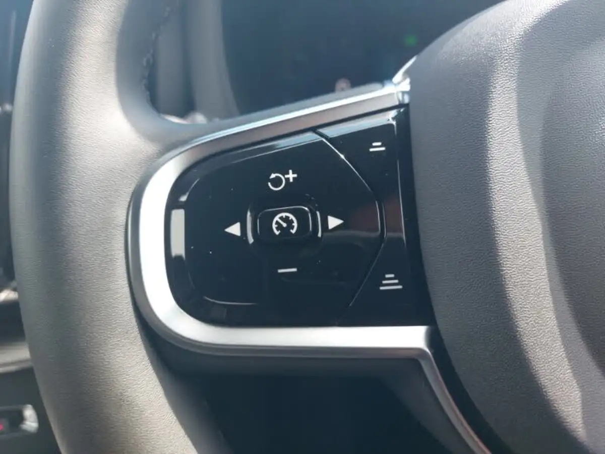 2024-volvo-xc60-20-b5-plus-black-edition-big-15