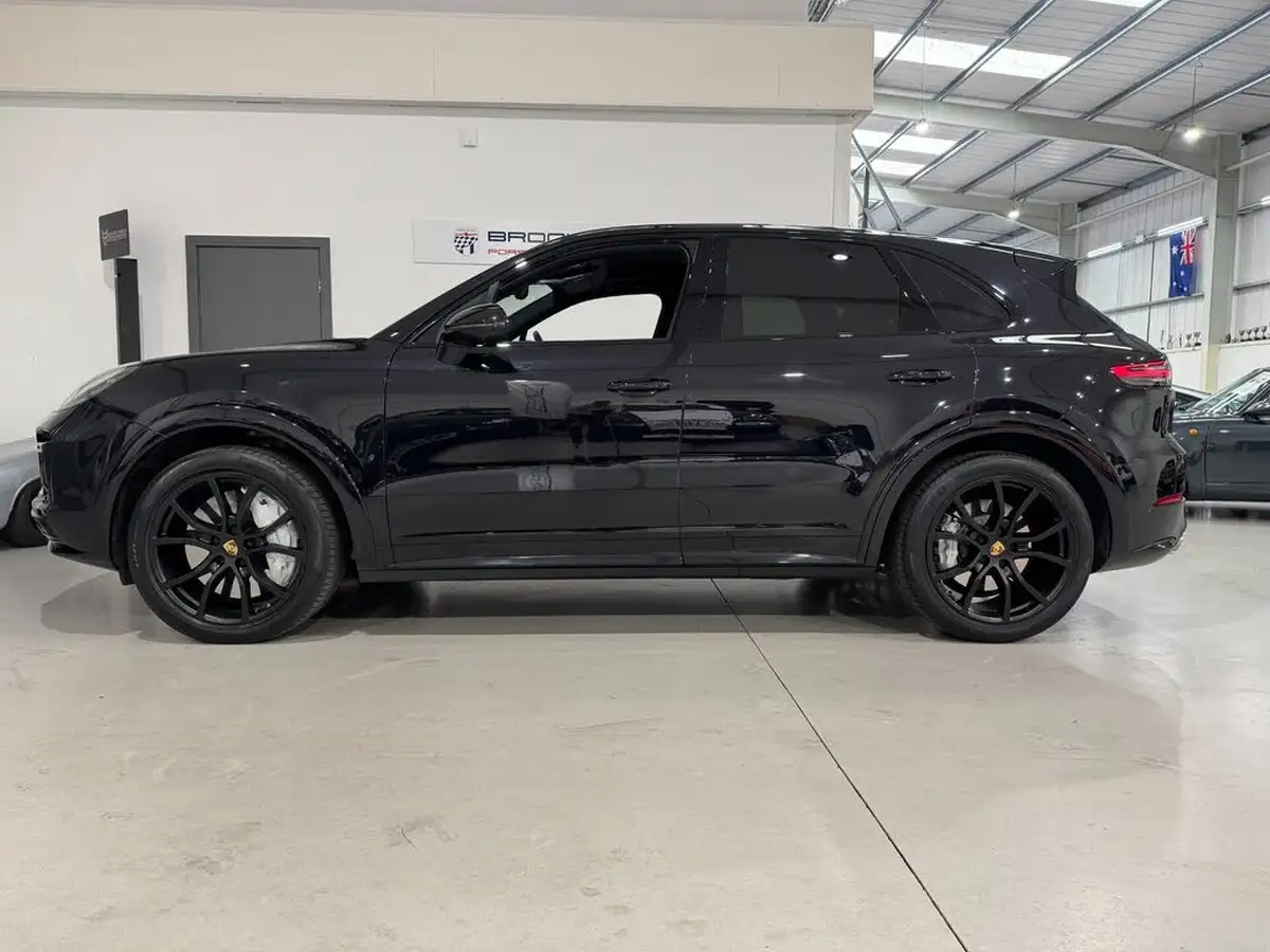 2022-porsche-cayenne-40-v8-turbo-station-wagon-big-8