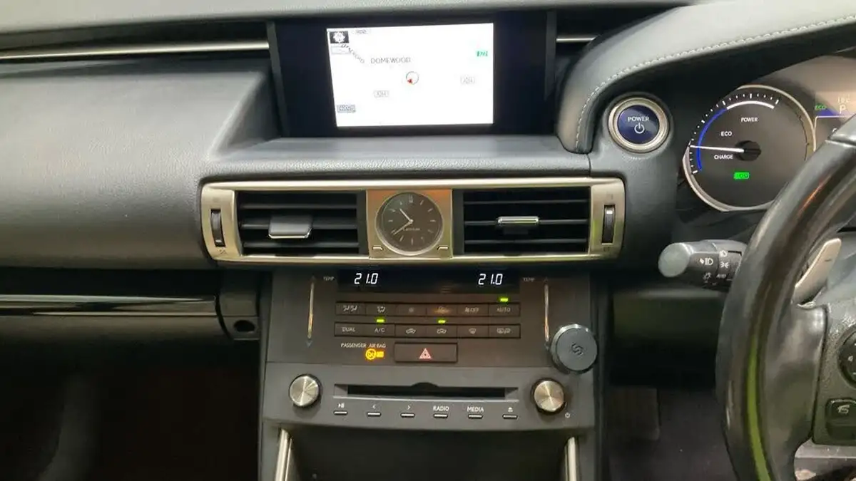 2016-lexus-is-300h-25-advance-big-14