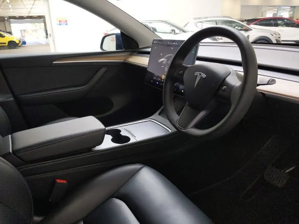 2022-tesla-model-y-e-long-range-big-9