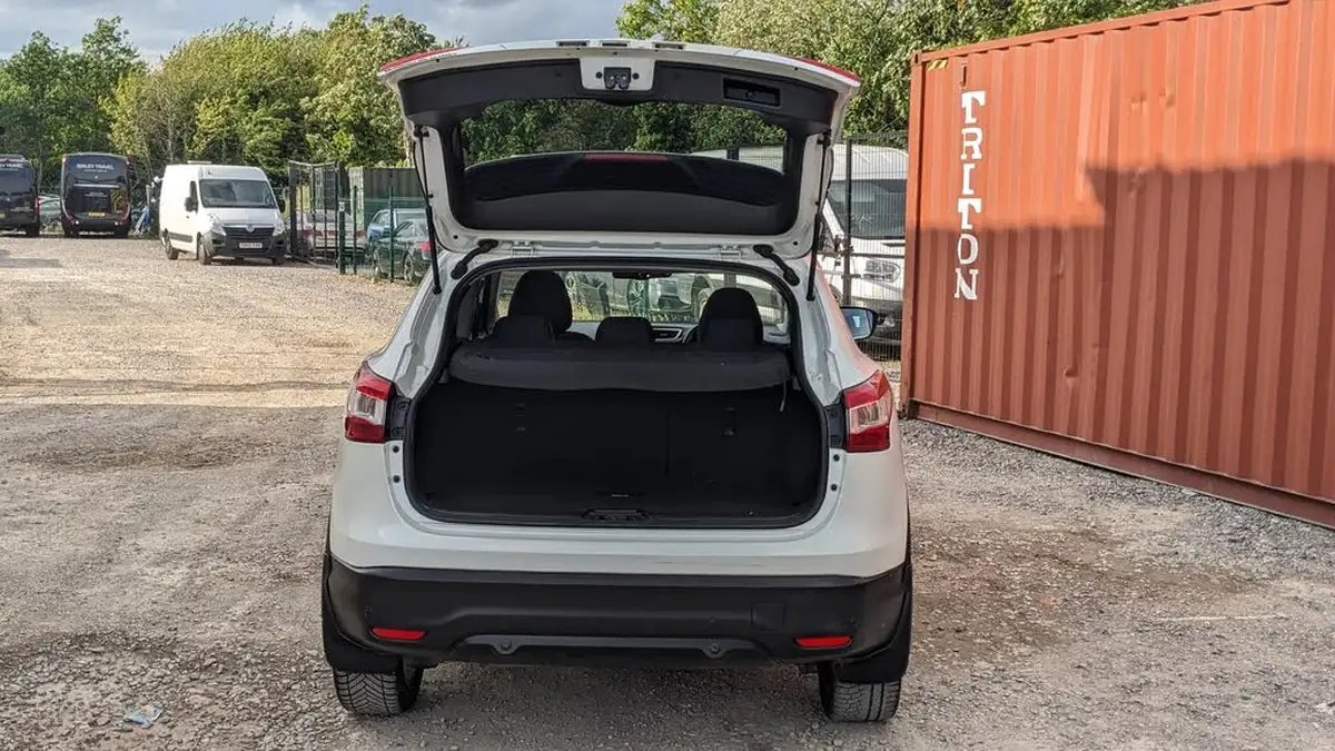 2014-nissan-qashqai-12-acenta-premium-big-21