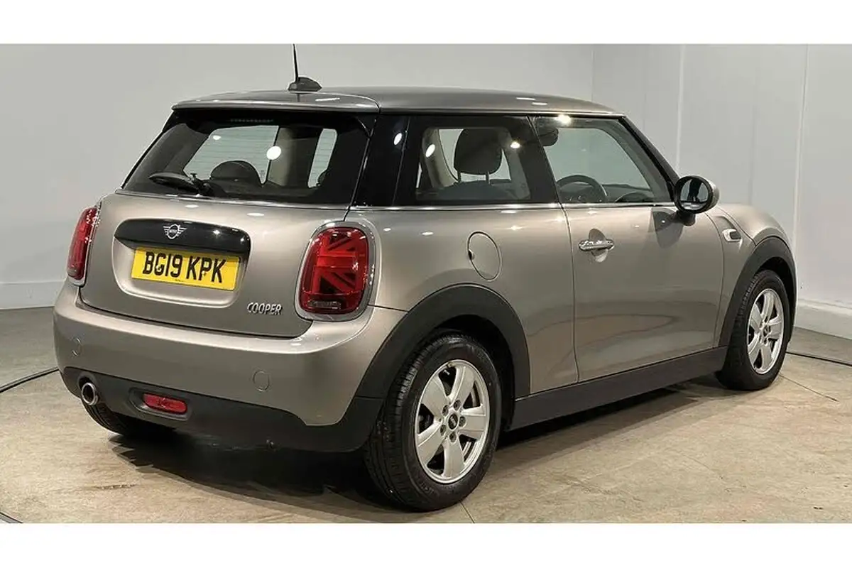 2019-mini-cooper-15-cooper-classic-hatchback-3d-big-8