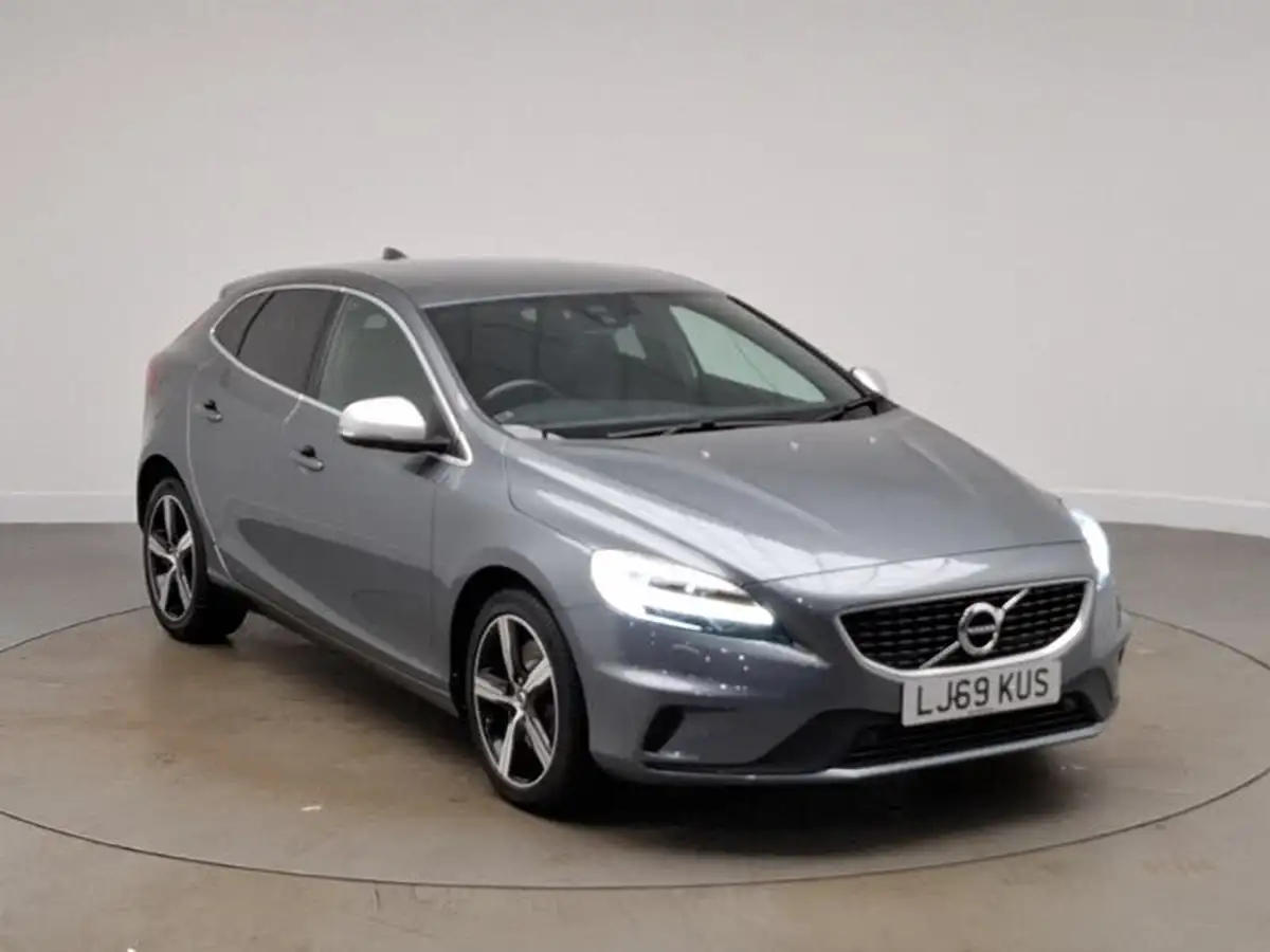 2019-volvo-v40-15-t2-r-design-edition-big-0