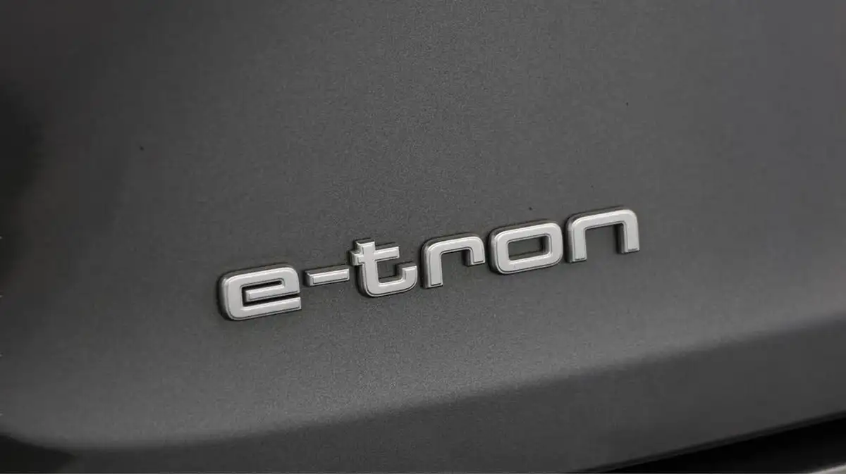 2022-audi-e-tron-50e-black-edition-sportback-big-32