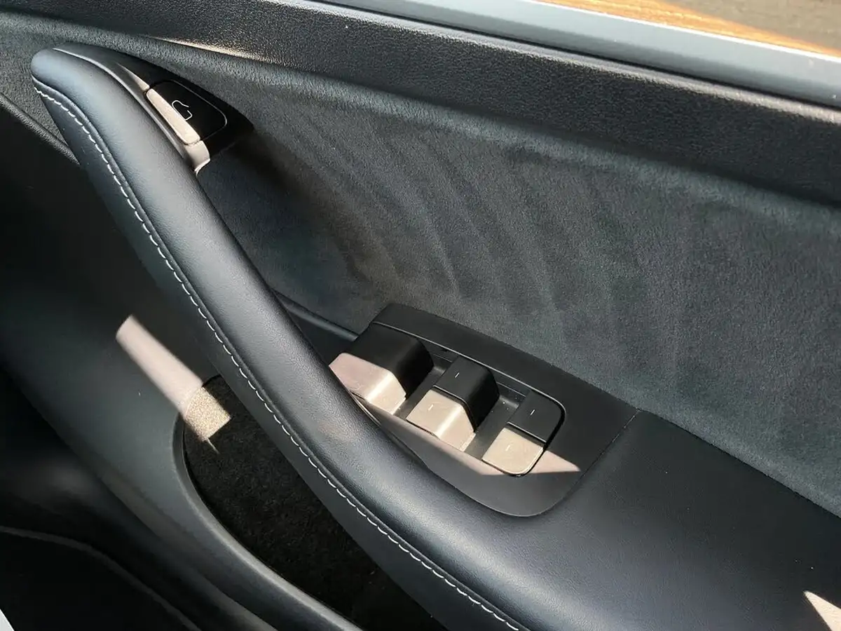 2022-tesla-model-y-e-long-range-big-33