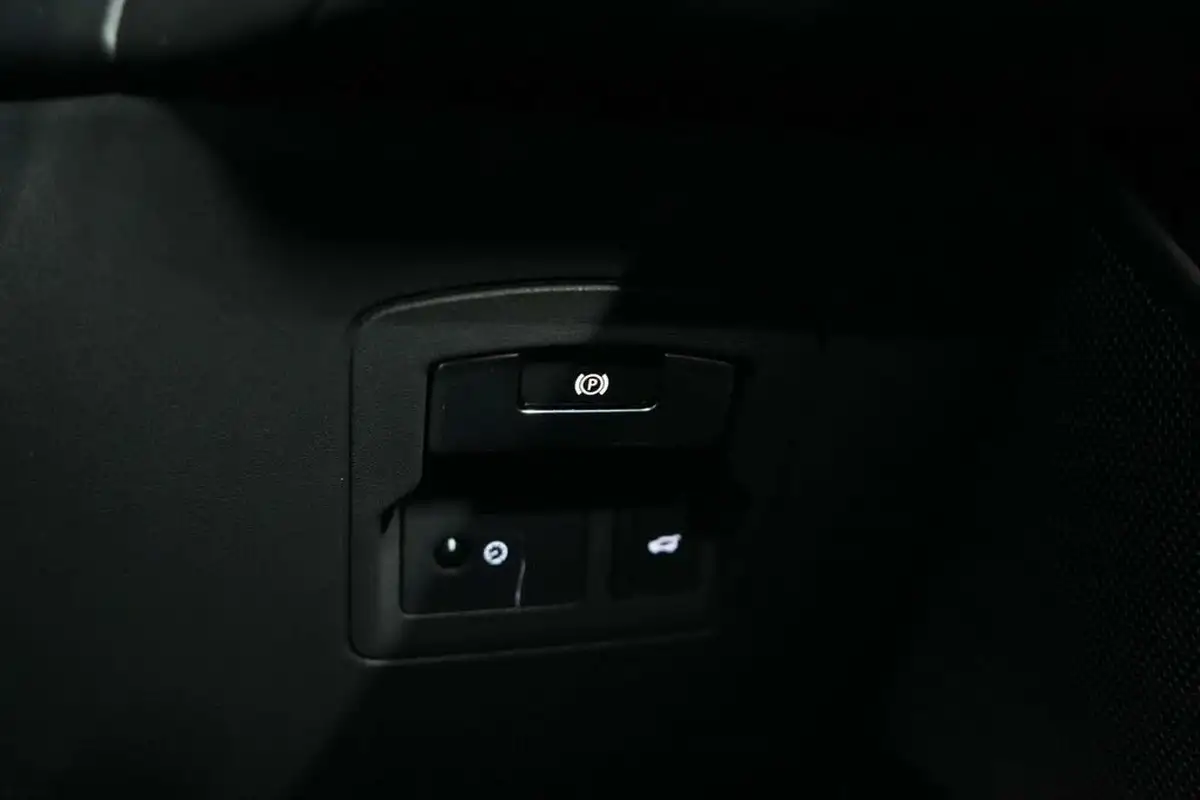 2018-land-rover-range-rover-velar-20-p300-r-dynamic-hse-ss-big-44
